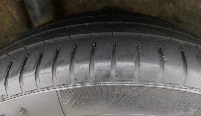 2018 Hyundai Verna 1.6 CRDI SX, Diesel, Manual, 1,02,652 km, Right Rear Tyre Tread