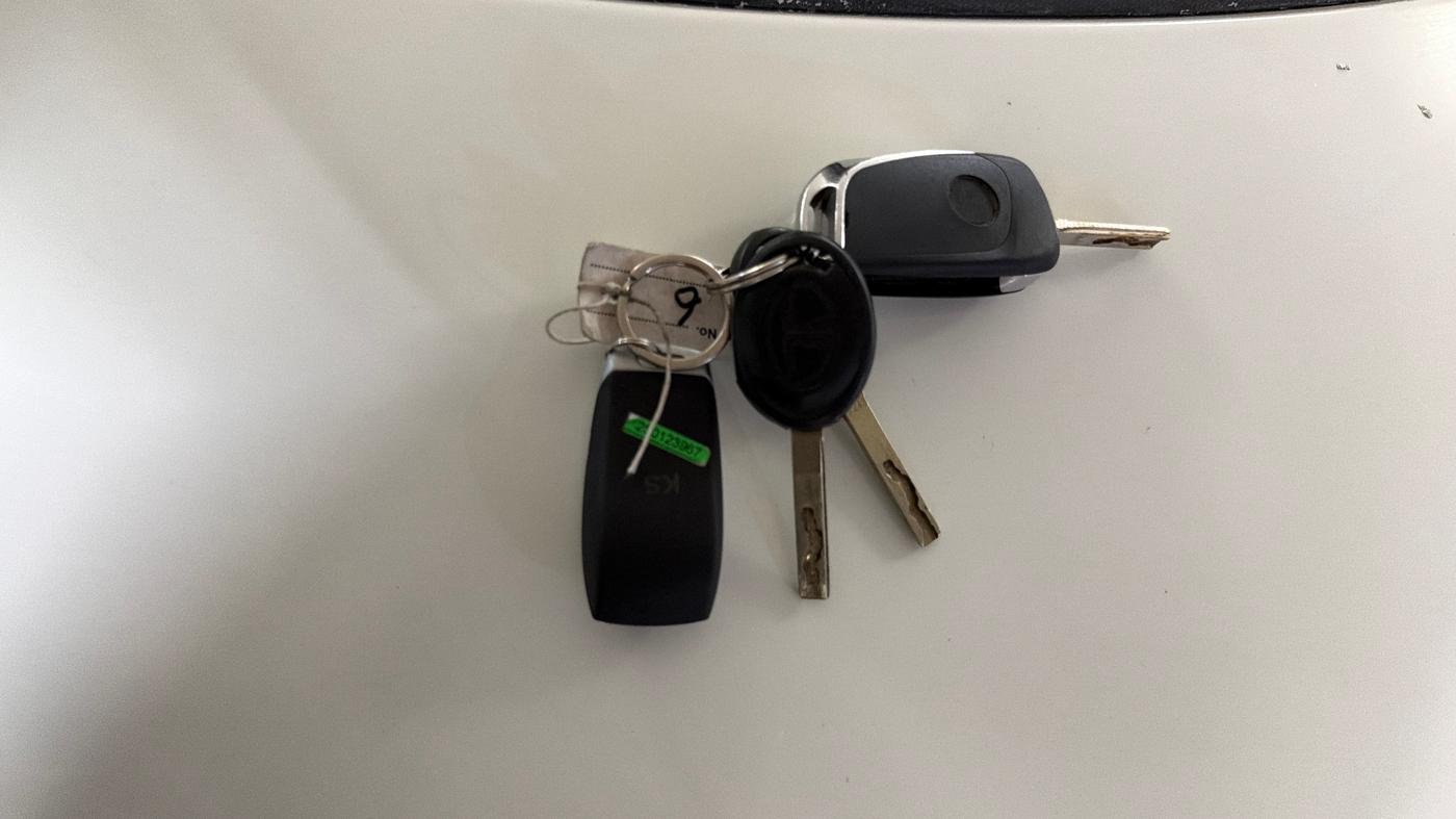 2023 Tata Tiago XM CNG, CNG, Manual, 52,858 km, Key Close Up