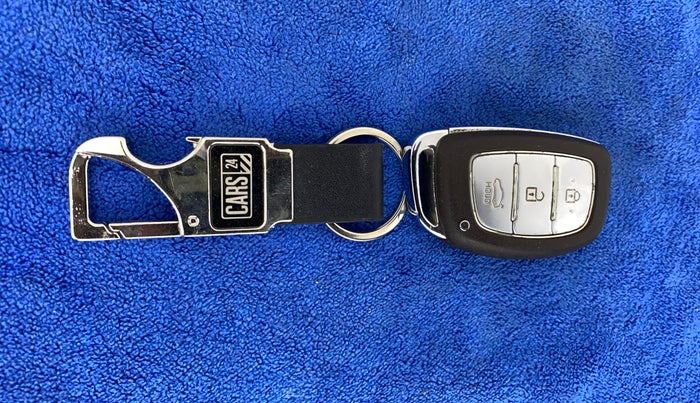 2014 Hyundai Xcent SX AT 1.2 (O), Petrol, Automatic, 73,359 km, Key Close Up