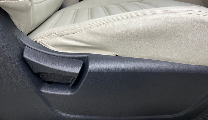 2021 Mahindra XUV300 1.2 W6 MT, Petrol, Manual, 9,823 km, Driver Side Adjustment Panel