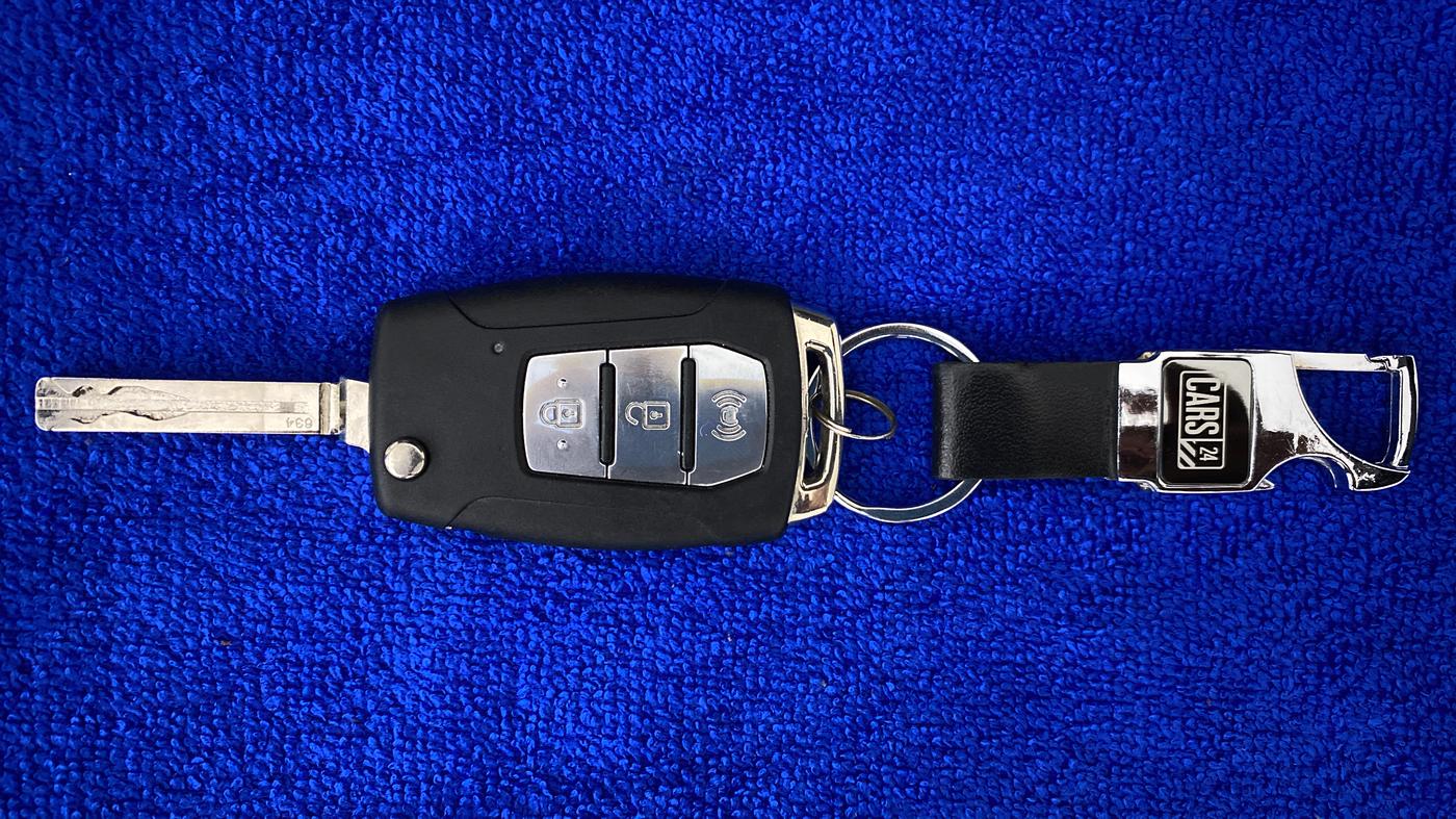 2021 Mahindra XUV300 1.2 W6 MT, Petrol, Manual, 9,823 km, Key Close Up