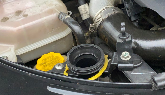 2013 Mahindra XUV500 W8, Diesel, Manual, 99,009 km, Front windshield - Wiper bottle cap missing