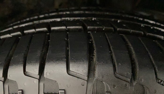 2013 Mahindra XUV500 W8, Diesel, Manual, 99,009 km, Right Front Tyre Tread