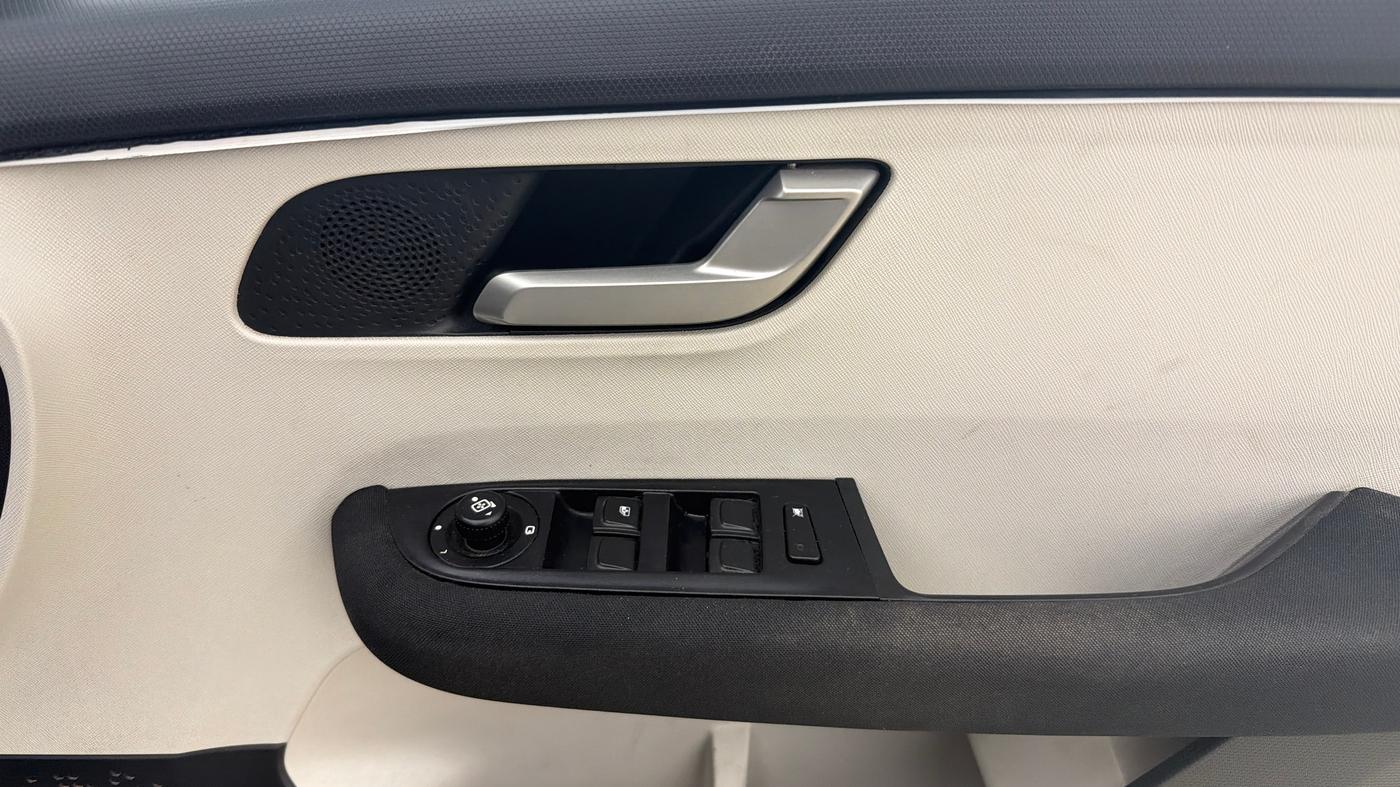 2023 Tata ALTROZ XZ PLUS SUNROOF CNG, CNG, Manual, 81,056 km, Driver Side Door Panels Control