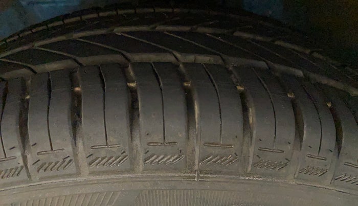 2011 Toyota Etios Liva G, Petrol, Manual, 75,554 km, Left Front Tyre Tread