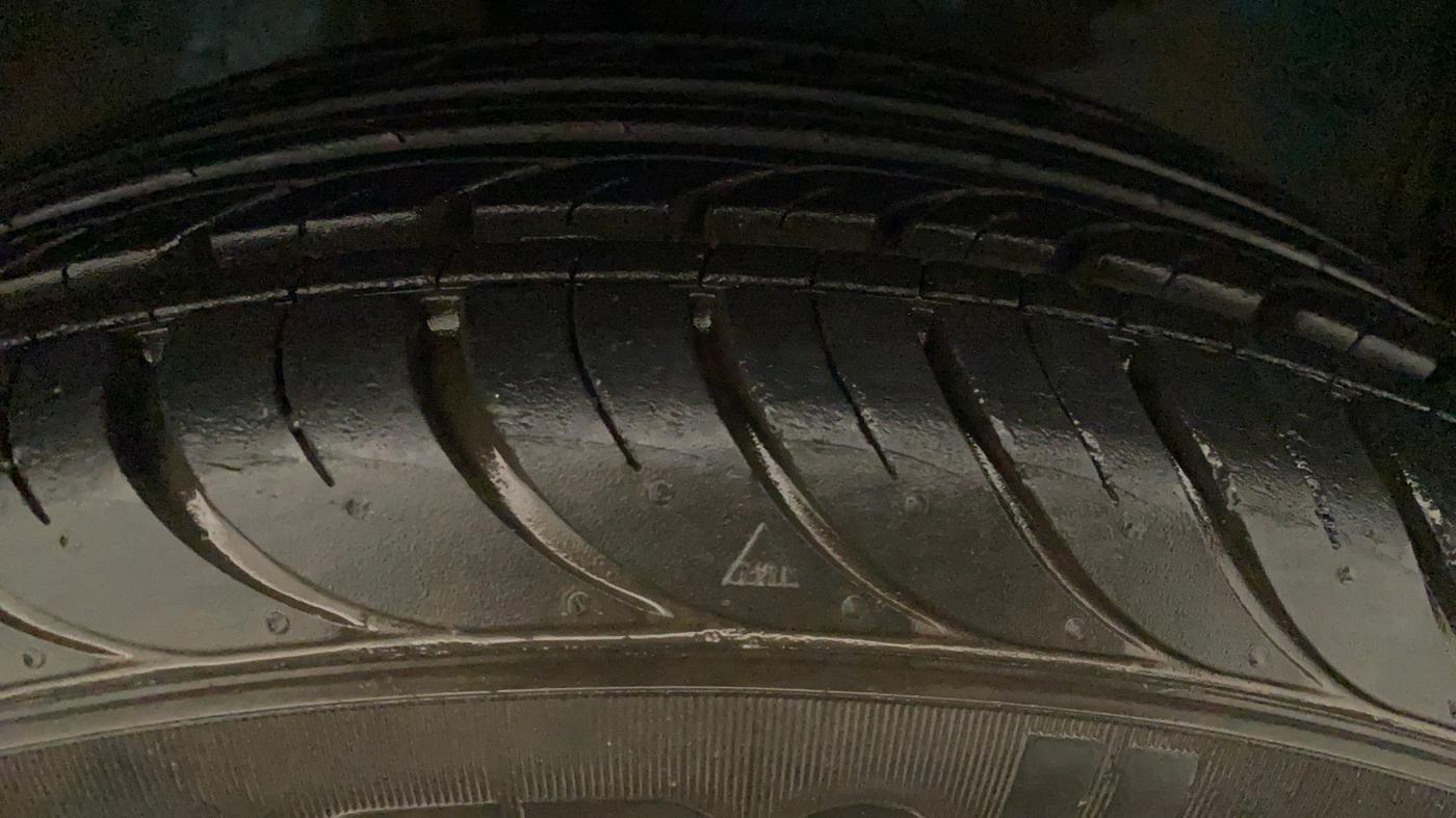 2011 Toyota Etios Liva G, Petrol, Manual, 75,554 km, Right Front Tyre Tread