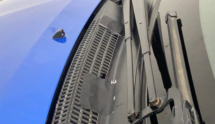 2011 Toyota Etios Liva G, Petrol, Manual, 75,554 km, Bonnet (hood) - Cowl vent panel has minor damage