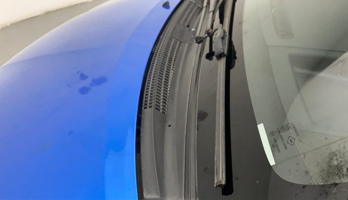 2011 Toyota Etios Liva G, Petrol, Manual, 75,554 km, Bonnet (hood) - Cowl vent panel has minor damage