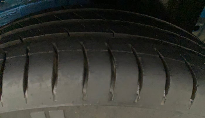 2011 Toyota Etios Liva G, Petrol, Manual, 75,554 km, Left Rear Tyre Tread