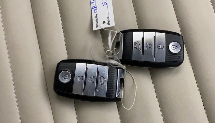 2021 KIA SONET HTX 1.0 IMT, Petrol, Manual, 28,464 km, Key Close Up