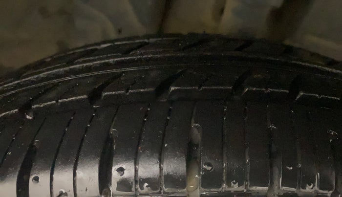 2017 Renault Kwid CLIMBER 1.0 AMT, Petrol, Automatic, 62,208 km, Right Front Tyre Tread