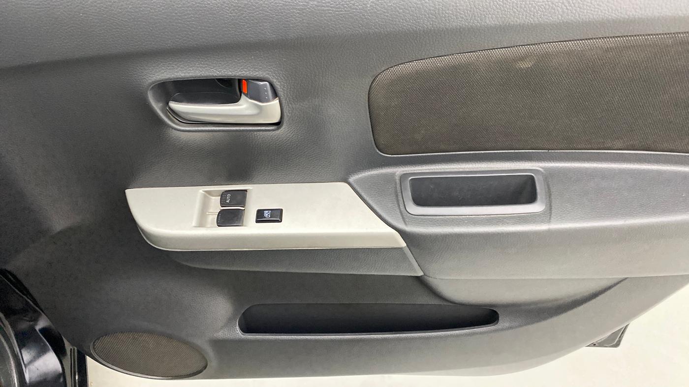 2011 Maruti Wagon R 1.0 LXI, Petrol, Manual, 80,981 km, Driver Side Door Panels Control