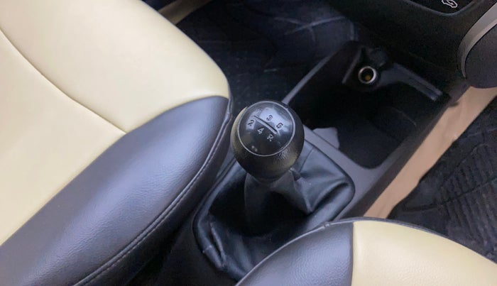 2014 Hyundai Eon ERA +, Petrol, Manual, 34,474 km, Gear lever - Boot cover slightly torn