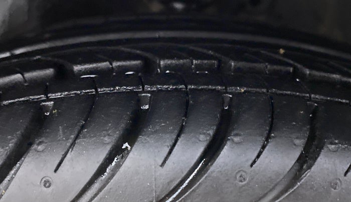 2018 Hyundai Eon MAGNA +, Petrol, Manual, 17,550 km, Left Front Tyre Tread