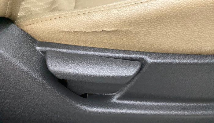 2018 Hyundai Eon MAGNA +, Petrol, Manual, 17,550 km, Driver Side Adjustment Panel