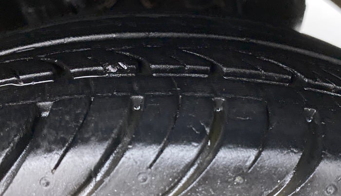 2018 Hyundai Eon MAGNA +, Petrol, Manual, 17,550 km, Left Rear Tyre Tread