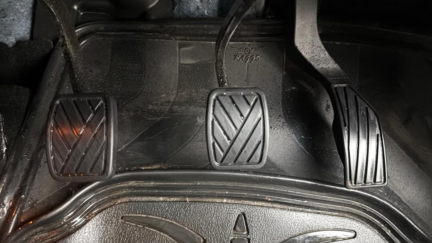 2025 Maruti Grand Vitara DELTA SMART HYBRID, Petrol, Manual, 9,915 km, Pedals