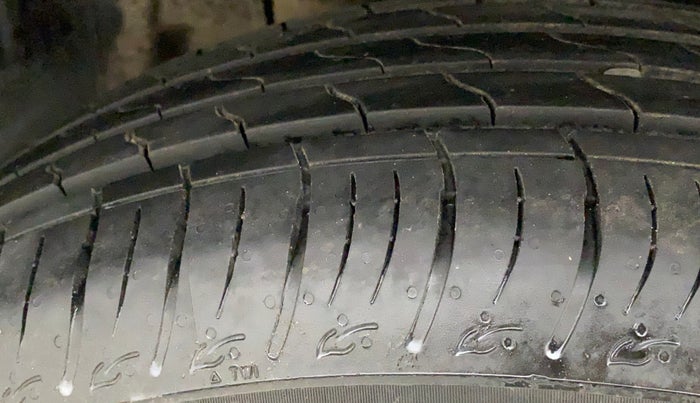 2022 Maruti BREZZA ZXI SMART HYBRID DUAL TONE, Petrol, Manual, 9,574 km, Right Rear Tyre Tread