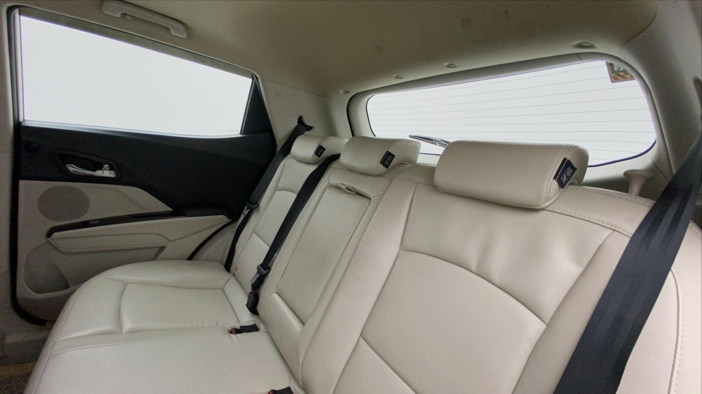 2020 Mahindra XUV300 W8 (O) 1.5 DIESEL AMT, Diesel, Automatic, 78,432 km, Right Side Rear Door Cabin