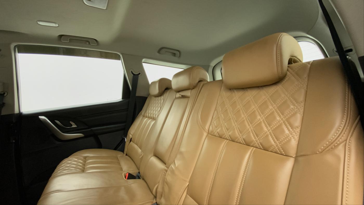 2019 Mahindra XUV500 W11 (O), Diesel, Manual, 39,098 km, Right Side Rear Door Cabin