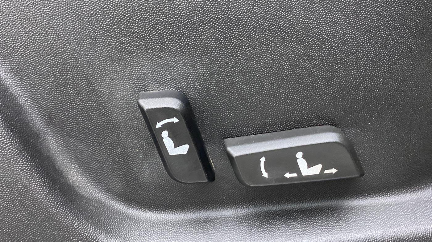 2019 Mahindra XUV500 W11 (O), Diesel, Manual, 39,098 km, Driver Side Adjustment Panel
