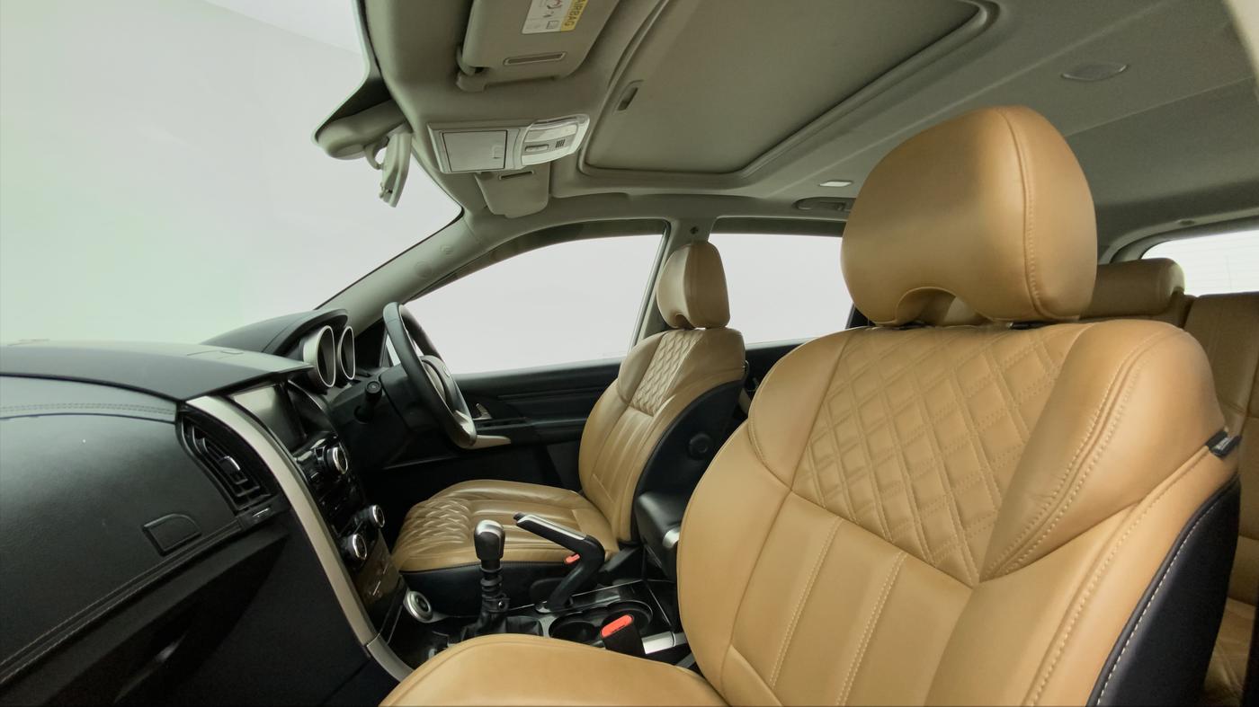 2019 Mahindra XUV500 W11 (O), Diesel, Manual, 39,098 km, Right Side Front Door Cabin