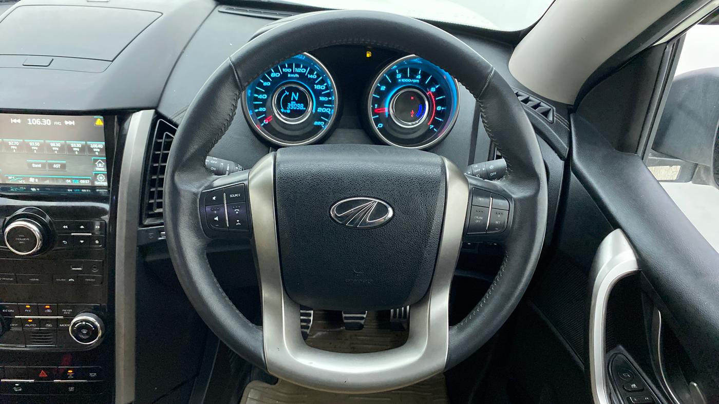 2019 Mahindra XUV500 W11 (O), Diesel, Manual, 39,098 km, Steering Wheel Close Up