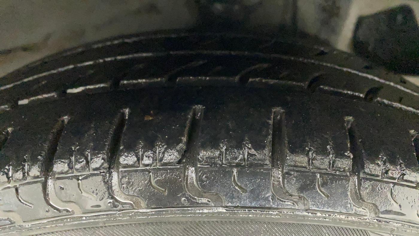 2016 Hyundai Eon SPORTZ, Petrol, Manual, 91,584 km, Right Front Tyre Tread
