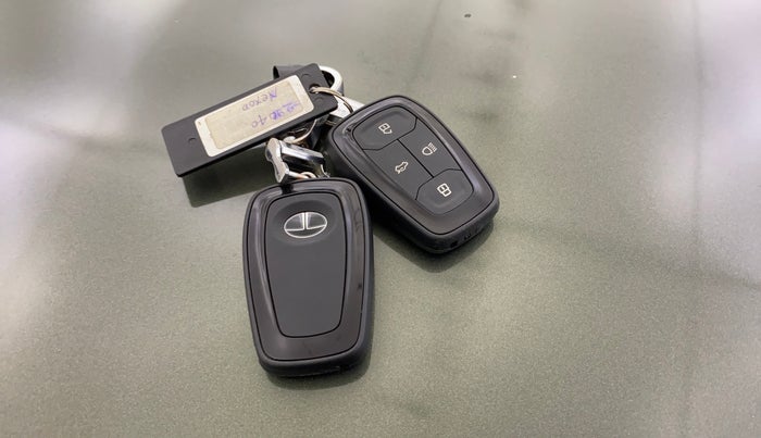 2023 Tata NEXON XZ PLUS PETROL SUNROOF, CNG, Manual, 75,459 km, Key Close Up