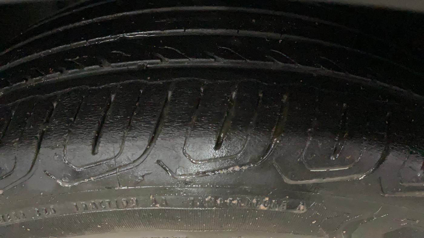 2024 Volkswagen TAIGUN HIGHLINE 1.0 TSI MT, Petrol, Manual, 30,689 km, Left Front Tyre Tread