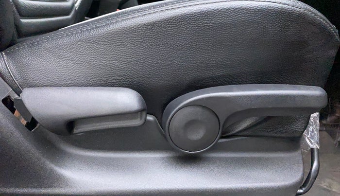 2020 Maruti Vitara Brezza ZXI PLUS AT DUAL TONE SHVS, Petrol, Automatic, 48,436 km, Driver Side Adjustment Panel
