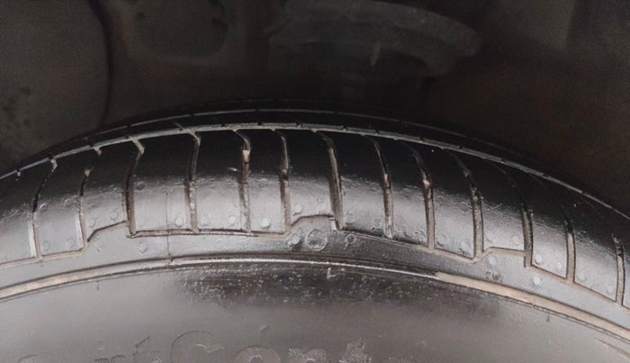 2014 Hyundai Xcent S (O) 1.2, Petrol, Manual, 64,985 km, Left Front Tyre Tread