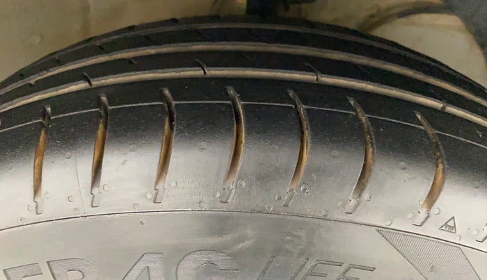 2017 Maruti Dzire VDI, Diesel, Manual, 82,074 km, Right Front Tyre Tread