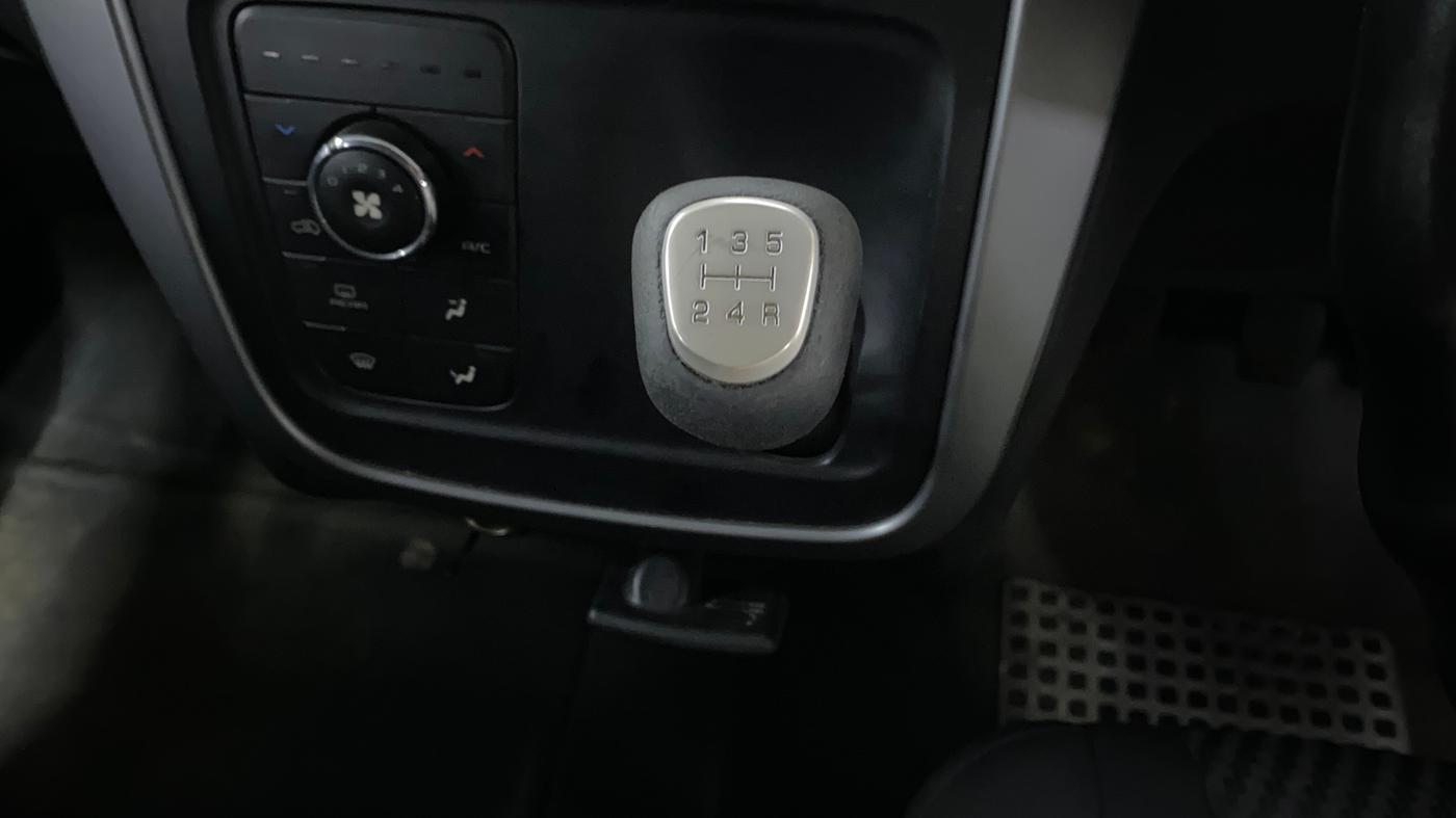 2018 Mahindra KUV 100 NXT K8 P 6 STR DUAL TONE, Petrol, Manual, 53,996 km, Gear Lever
