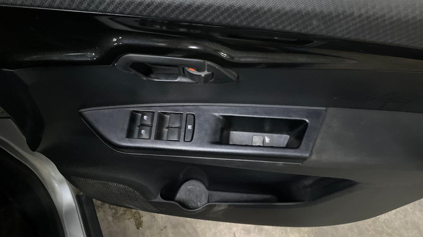 2018 Mahindra KUV 100 NXT K8 P 6 STR DUAL TONE, Petrol, Manual, 53,996 km, Driver Side Door Panels Control