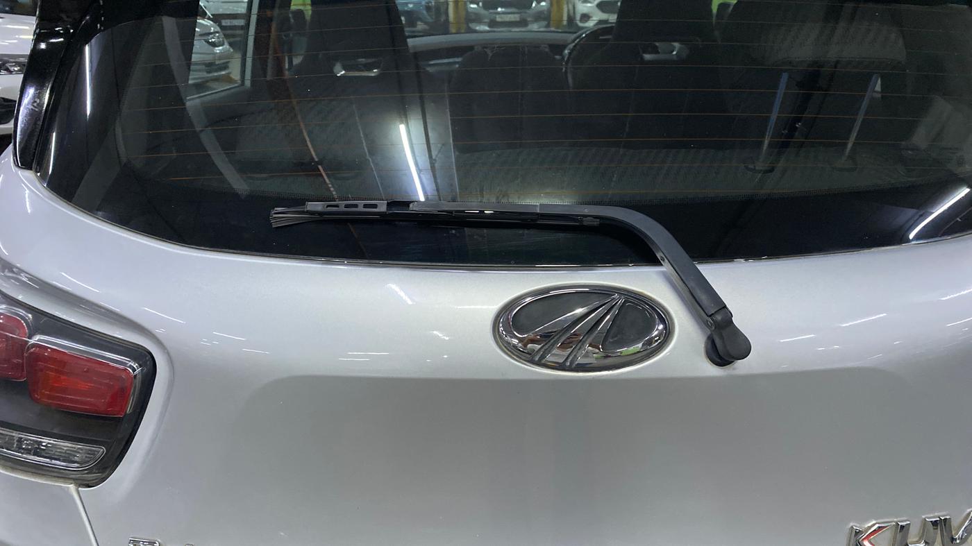 2018 Mahindra KUV 100 NXT K8 P 6 STR DUAL TONE, Petrol, Manual, 53,996 km, Rear Wiper