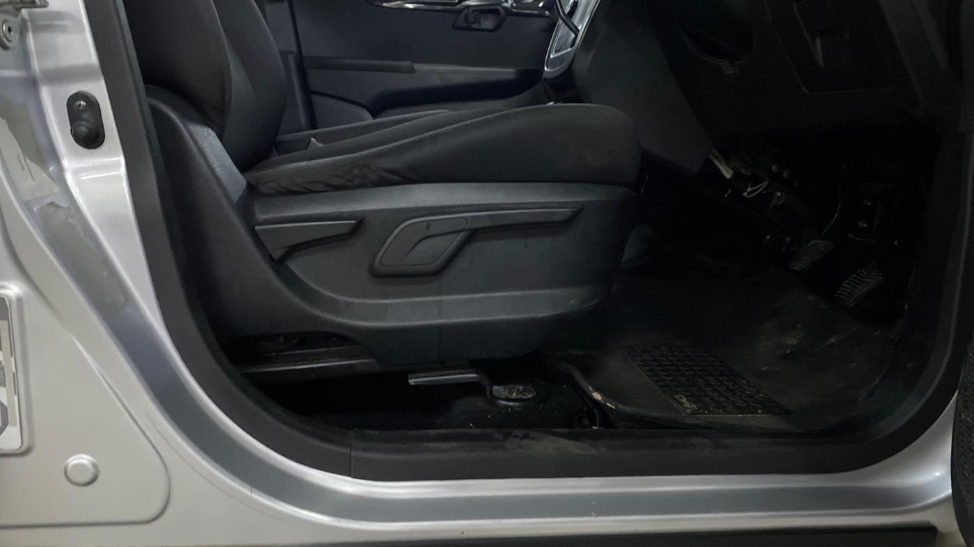 2018 Mahindra KUV 100 NXT K8 P 6 STR DUAL TONE, Petrol, Manual, 53,996 km, Driver Side Adjustment Panel
