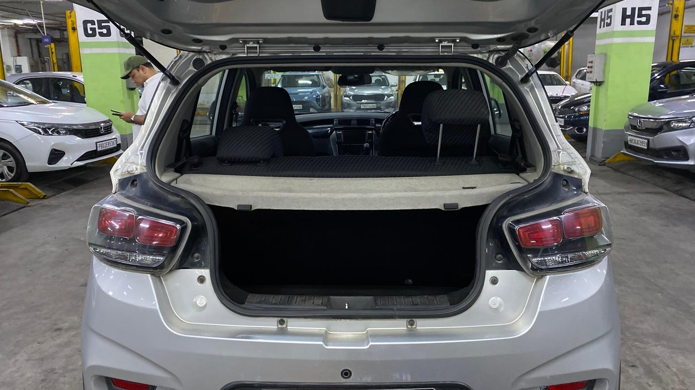 2018 Mahindra KUV 100 NXT K8 P 6 STR DUAL TONE, Petrol, Manual, 53,996 km, Boot Inside