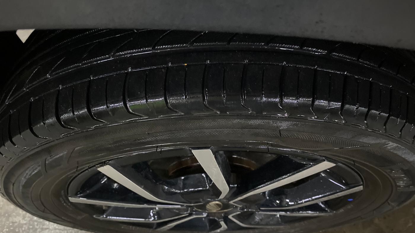 2018 Mahindra KUV 100 NXT K8 P 6 STR DUAL TONE, Petrol, Manual, 53,996 km, Right Rear Tyre Tread