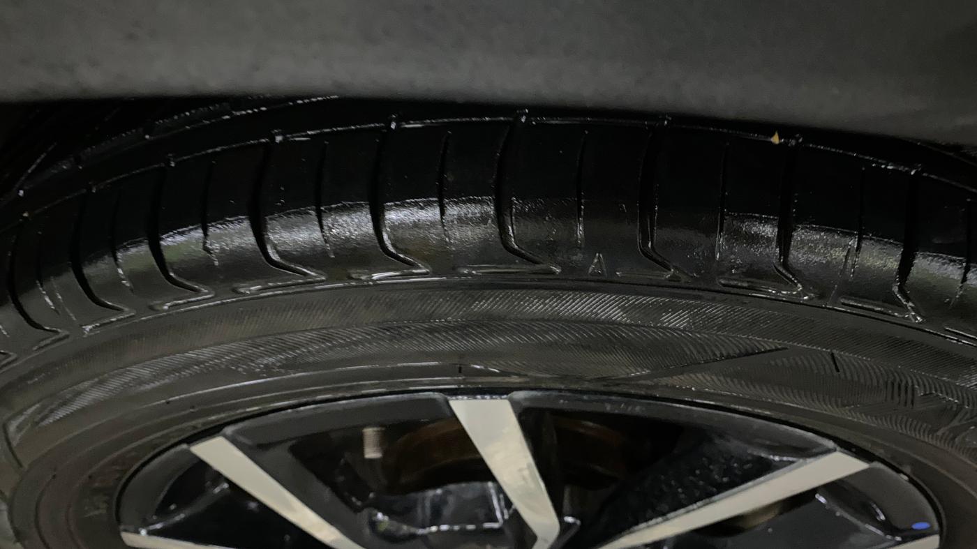 2018 Mahindra KUV 100 NXT K8 P 6 STR DUAL TONE, Petrol, Manual, 53,996 km, Right Front Tyre Tread