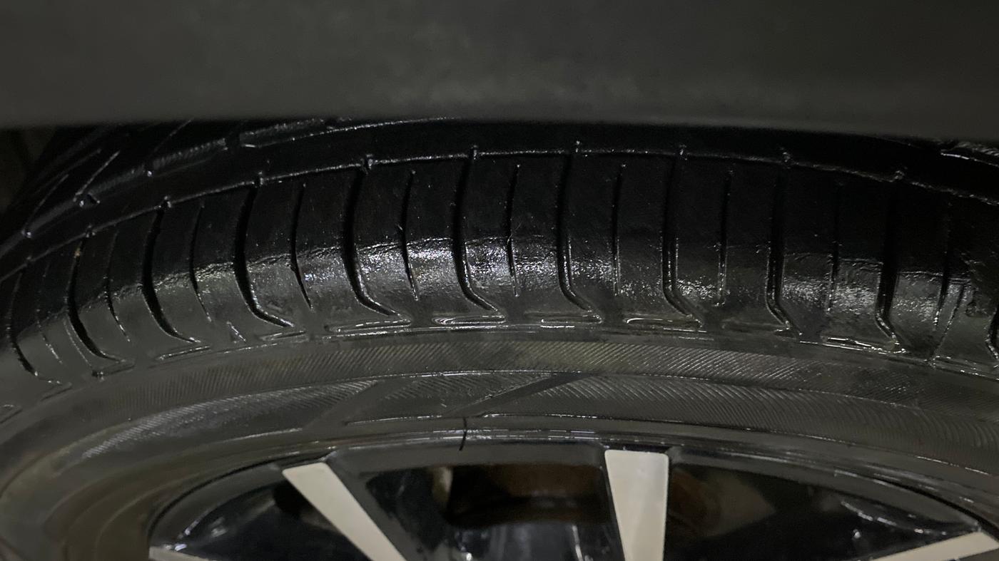 2018 Mahindra KUV 100 NXT K8 P 6 STR DUAL TONE, Petrol, Manual, 53,996 km, Left Front Tyre Tread