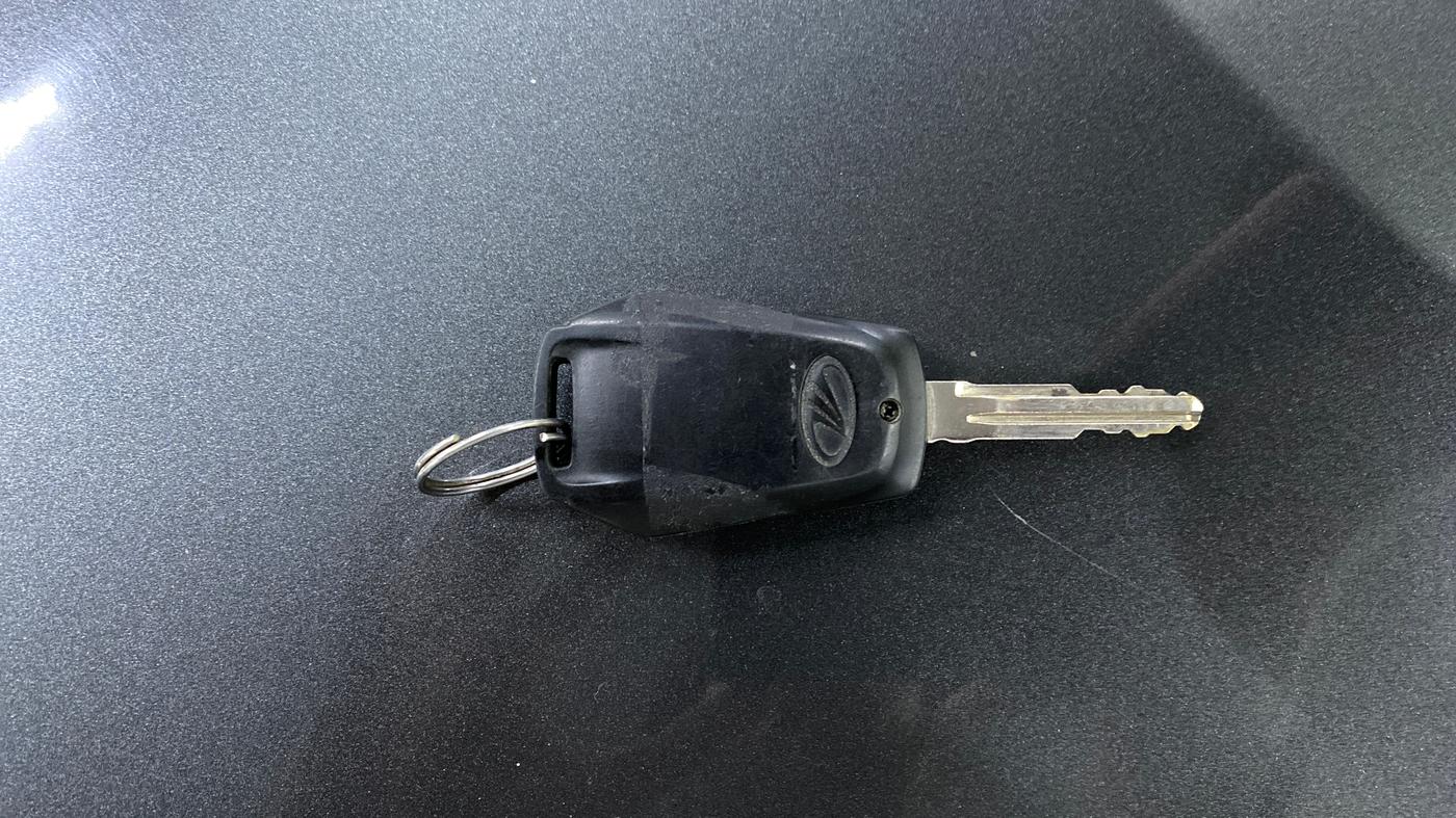 2018 Mahindra KUV 100 NXT K8 P 6 STR DUAL TONE, Petrol, Manual, 53,996 km, Key Close Up