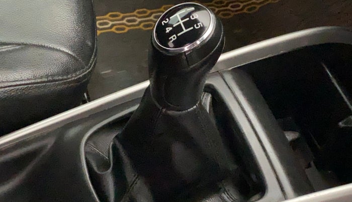 2018 Maruti Baleno ALPHA PETROL 1.2, Petrol, Manual, 32,432 km, Gear lever - Knob cover torn