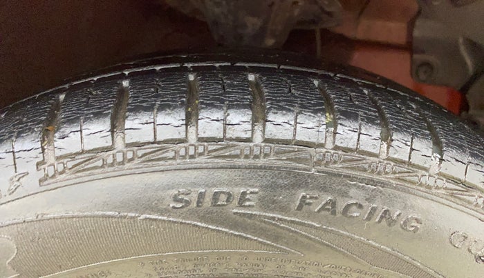 2014 Hyundai Eon MAGNA +, Petrol, Manual, 27,630 km, Right Front Tyre Tread