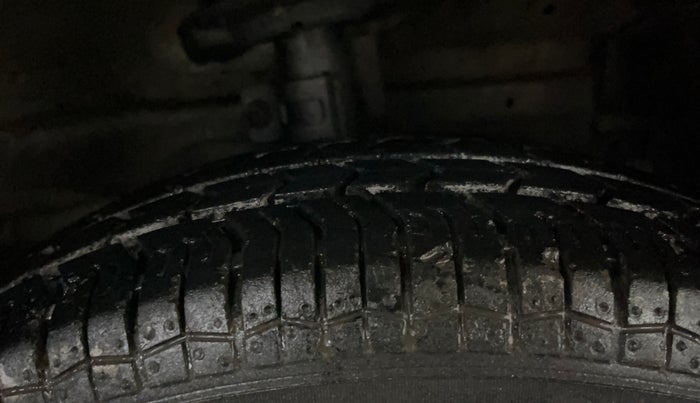 2014 Maruti Swift Dzire VXI, Petrol, Manual, 29,815 km, Right Front Tyre Tread