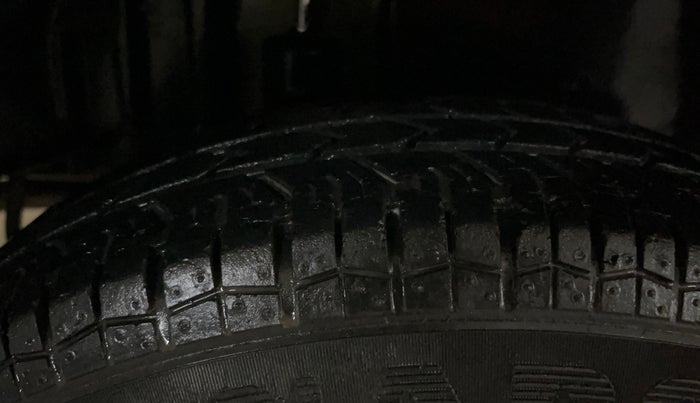 2014 Maruti Swift Dzire VXI, Petrol, Manual, 29,815 km, Right Rear Tyre Tread