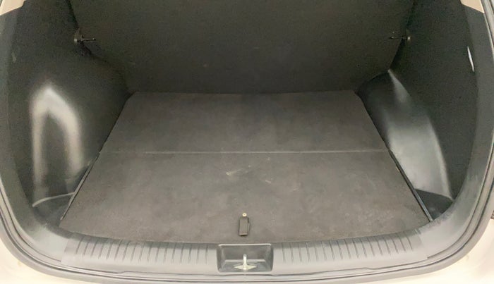 2017 Hyundai Creta E PLUS 1.6 PETROL, Petrol, Manual, 42,089 km, Boot Inside