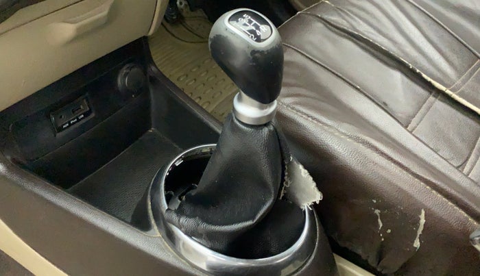 2011 Hyundai i20 SPORTZ (O) 1.2, Petrol, Manual, 93,658 km, Gear lever - Boot cover slightly torn