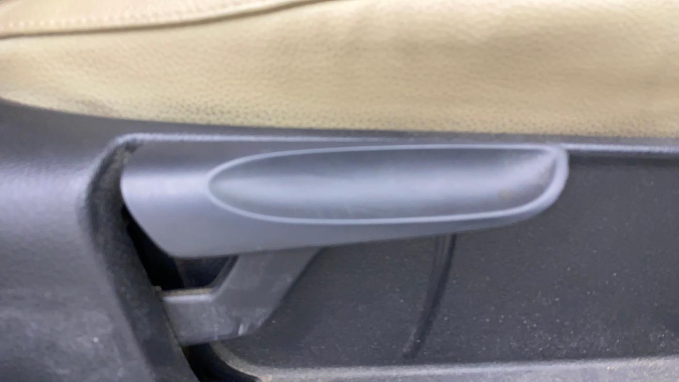 2019 Volkswagen Ameo COMFORTLINE 1.0L, Petrol, Manual, 40,024 km, Driver Side Adjustment Panel