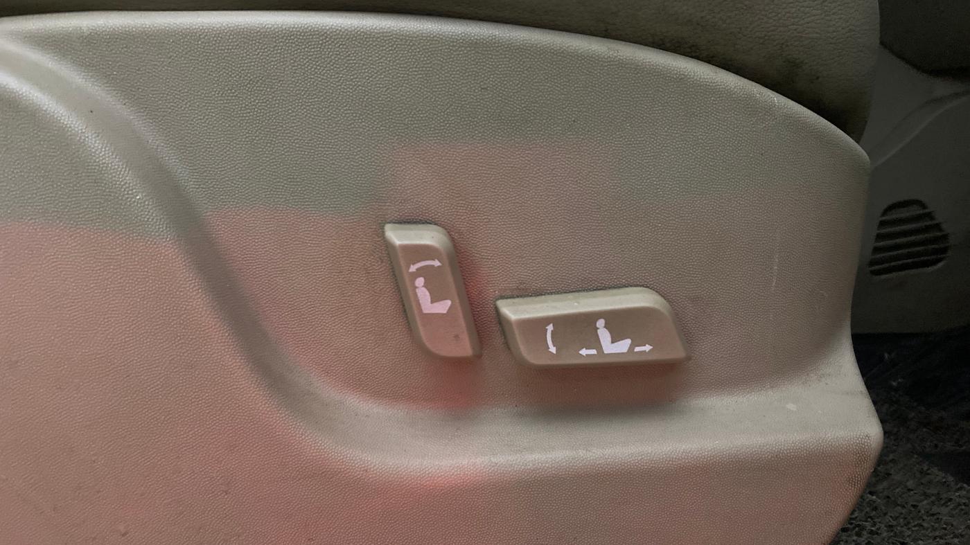 2017 Mahindra XUV500 W10 AWD AT, Diesel, Automatic, 73,537 km, Driver Side Adjustment Panel